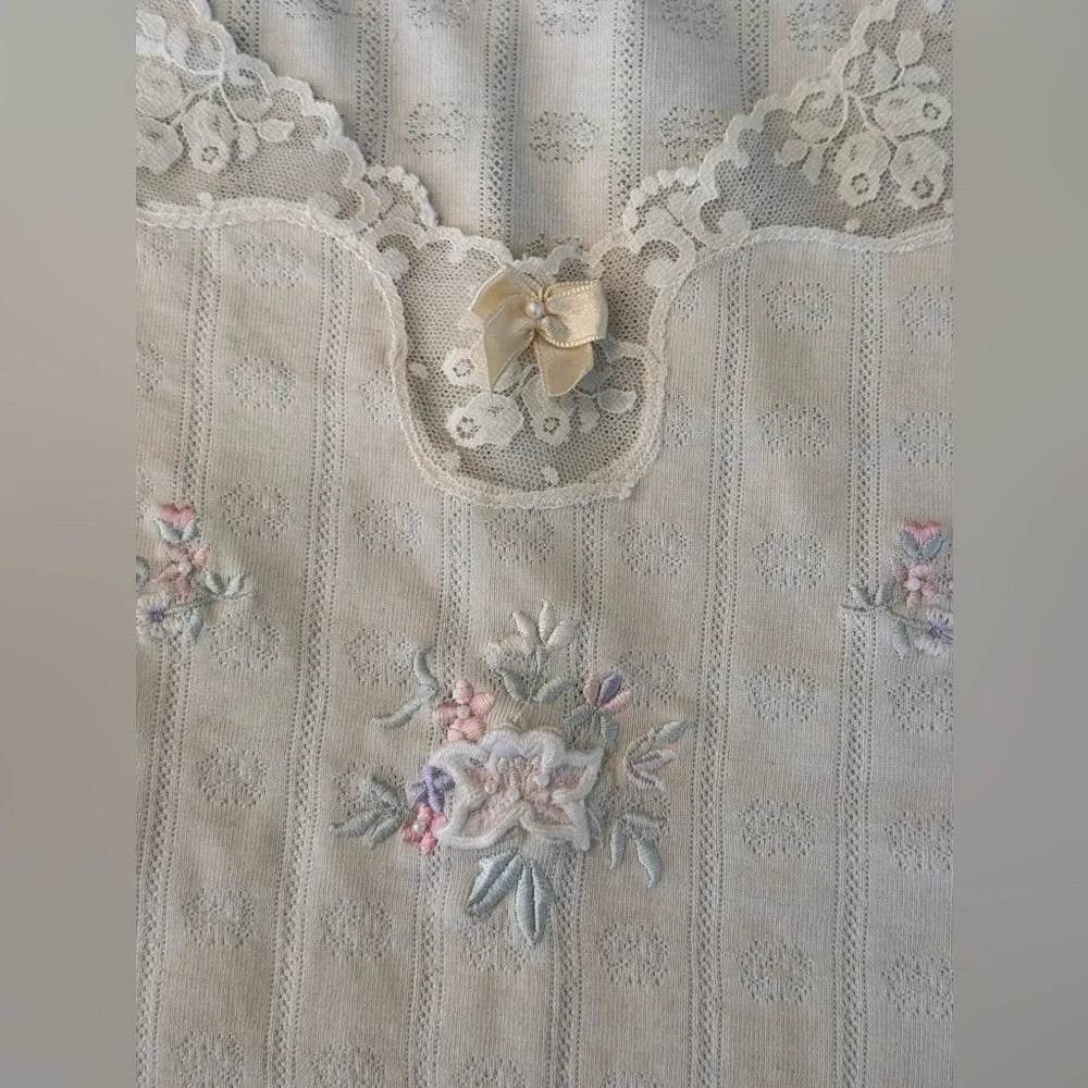 Etienne Vintage ivory sleep shirt/Chemise chest 44” size Large-cotton/poly blend